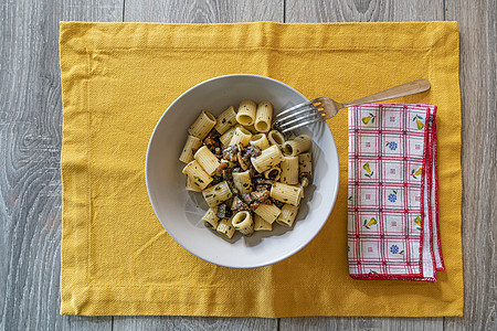 一盘意大利面粉烹饪营养美食午餐蔬菜地面桌子白色食物餐厅图片