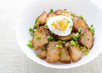 一碗大米 加了烤猪肉肚子和煮鸡蛋扇子午餐美食棕色白色大豆香料食物盘子腹部图片