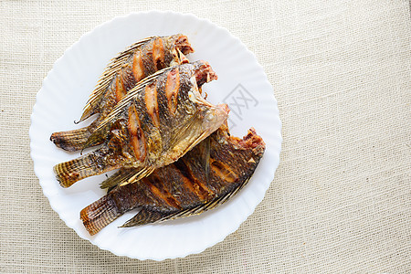 含有鱼酱和胡椒的深炸鱼油炸饮食盘子淡水餐厅鱼片美食食物晚餐香料图片