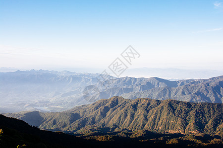 雾中的山地风景与清蓝的天空图片