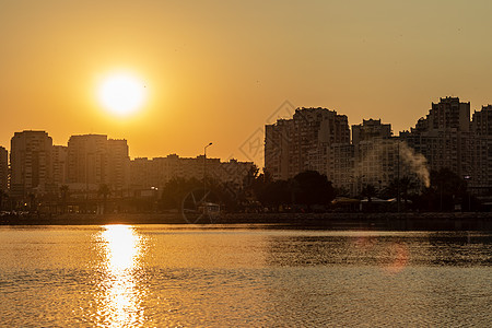 城市日落城市景象拍摄 以低速闭塞 - 橙色太阳正在闪耀背景