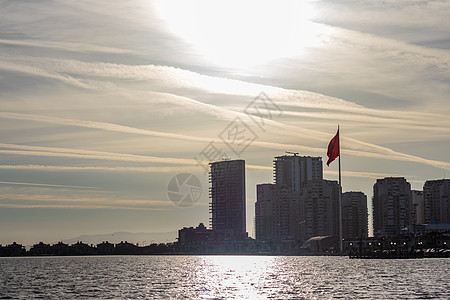 城市景景拍摄 以低速闭塞速度拍摄 - 太阳在上方闪耀着图片