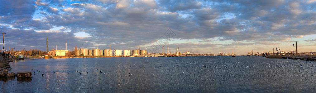 乌克兰敖德萨的船舶修理港货运全景船运海鸥旅行天空商埠起重机舰队工作图片