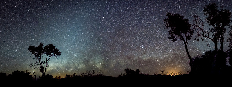 星星灯澳洲外背面全景的休丽叶 在牛奶和黄道光面前背景