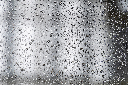 雨季强降雨期间窗户上的水滴图片