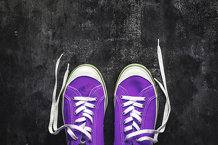 紫色粉红色淡紫色运动鞋 在深色混凝土背景上系有解开的鞋带 复制空间 从上面看活动生活青年时尚运动女性配饰蓝色帆布旅行图片
