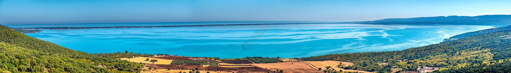 位于的Varano湖(Puglia-意大利)瓦拉诺湖全景图片