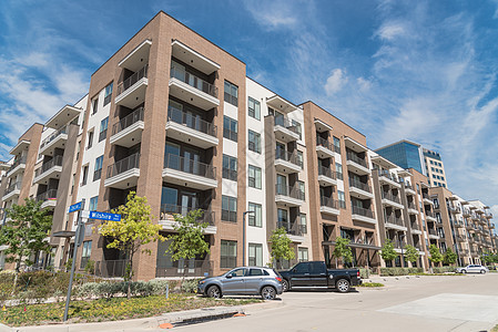 在得克萨斯州达拉斯附近有停着汽车的新豪华多层公寓社区门廊家庭建筑奢华房子景观高密度住宅城市高楼图片