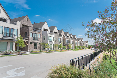 德克萨斯州达拉斯附近的三层新公园边 三层单一家庭房屋公寓邻里社区发展住宅阳台房地产住房城市抵押图片