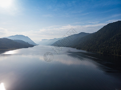 Altai山Teletskoye湖空中观视保健阳光海岸草地顶峰支撑娱乐公园松树涟漪图片