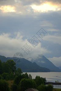 山湖水面的清晨雾图片