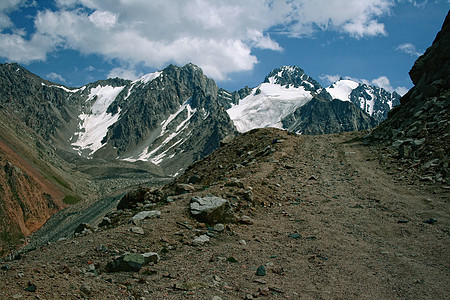 夏季在钦布勒克附近山峡谷旅游岩石旅行地标远足冒险悬崖森林荒野假期图片