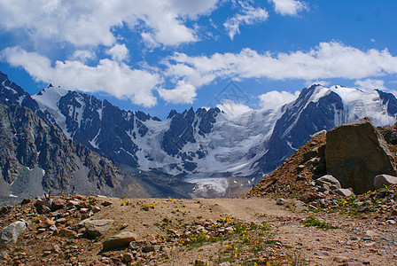 夏季在钦布勒克附近山峡谷冒险山脉悬崖荒野森林旅游远足风景地标假期图片