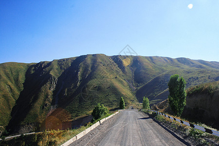 山中间的公路上旅游地标荒野绿色森林岩石悬崖冒险全景风景图片