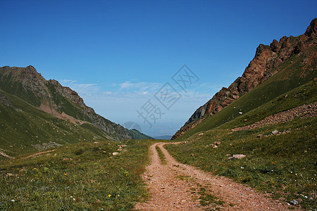 山中间的公路上森林荒野地标风景自然岩石全景绿色远足旅游图片