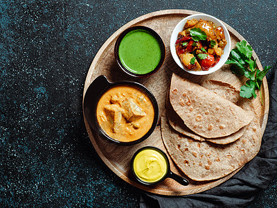 印度食品和印度烹饪盘 复制空间横幅面包黄油食物煎饼香米馅饼食谱酱料盘子图片