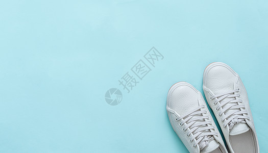 蓝色 复制空间 顶视图上的白色运动鞋女性训练鞋横幅鞋带高架皮革培训师背景衣服鞋类背景图片