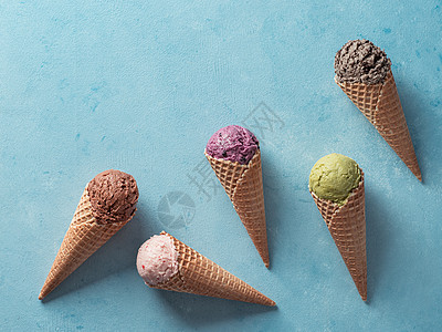 甜锥冰淇淋勺 蓝色复制空间圣代抹茶美食甜点高架冰淇淋奶制品开心果锥体饼干背景图片