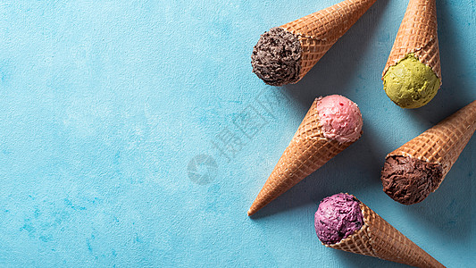 甜锥冰淇淋勺 蓝色复制空间锥体巧克力高架甜点饼干奶制品勺子横幅圣代美食背景图片