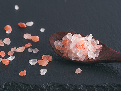 晶体中的喜马拉雅粉色盐情调美食食物调味品宏观烹饪盐渍治疗矿物厨房图片
