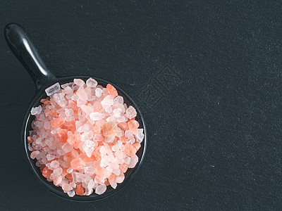 晶体中的喜马拉雅粉色盐生物香料宏观厨房调味品食物治疗盐渍岩石水晶图片