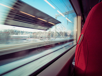 通过车窗铁路车厢的火车平台运动图片