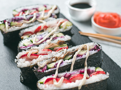 顶端视图文化萝卜筷子海苔食谱食物寿司蔬菜红色小吃图片