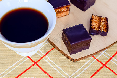 木板和黄纺织品上的奥地利蜂蜜蛋糕奶油馅饼咖啡食物面包棕色服务早餐烹饪巧克力图片