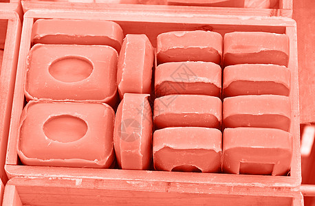 木箱中传统的美容硬肥皂条纪念品洗手间美丽手工粉色马赛蔬菜调子洗涤剂盒子图片