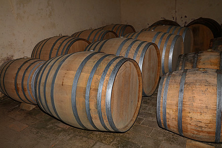 葡萄酒地窖中的橡树木酿酒桶贮存木头木桶仓库啤酒厂老化地下室酒厂棕色橡木图片