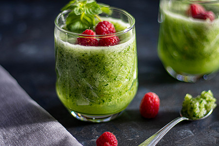 饮料 冰淇淋 绿色颜色 洗衣服 饮食浆果玻璃菠菜蔬菜果汁液体薄荷奇异果甜点桌子图片