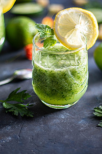 饮料 冰淇淋 绿色颜色 洗衣服 饮食薄荷茶点玻璃食物水果柠檬果汁桌子酒精液体图片