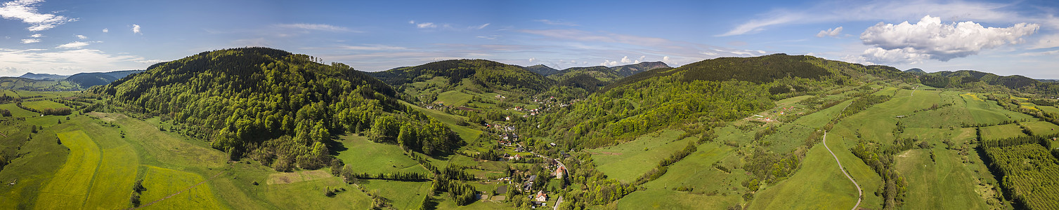 苏代斯Lomnica谷荒野山脉顶峰树木森林风景村庄环境图片