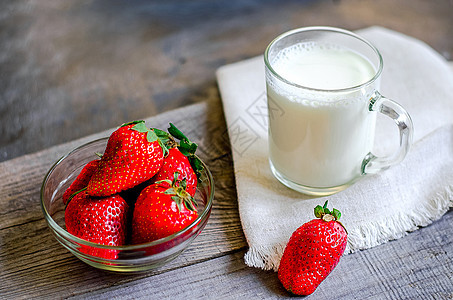 木板上木头上的新鲜草莓和奶昔玻璃甜点饮食牛奶酸奶营养叶子活力液体食物图片