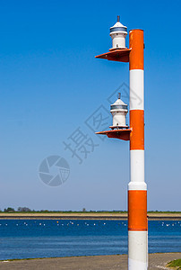 白条灯柱的红色洞穴港船舶灯杆 白色带条形灯柱图片