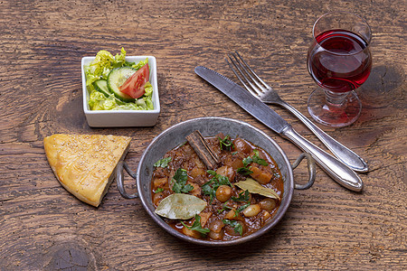 黑木头上的希腊沙司提法多食物乡村美食胡椒蔬菜沙拉桂冠盘子桌子肉桂图片