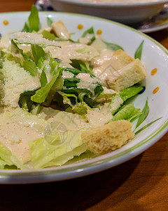 绿色叶色沙拉 配红薯条植物午餐多叶盘子饮食蔬菜食物叶子面包块美食图片
