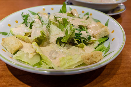 绿色叶色沙拉 配红薯条食物午餐盘子叶子饮食面包块蔬菜营养多叶植物图片