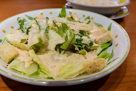 绿色叶色沙拉 配红薯条面包块多叶饮食午餐植物树叶盘子营养食物叶子图片