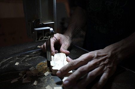 木匠生成器使用电动拼图和木头 切割一块木头的木工木制品金属工作工匠工具职业建造工程男人机器图片