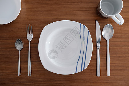 木制桌子上一个餐厅的餐桌食物服务银器午餐桌布厨具线条装饰制品杯子图片