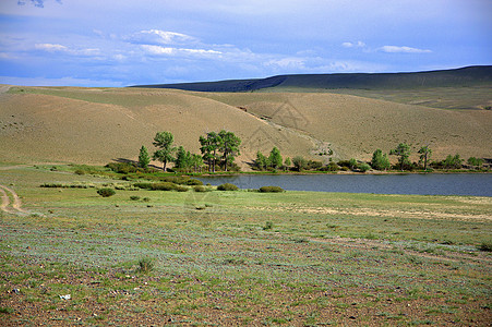 一个湖的碎片 在山间空洞里 在草原上图片