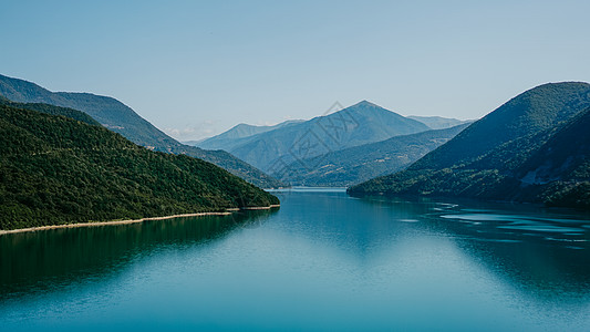 Zhinvali 水库湖风景与山峰 是高加索的主要山脊森林蓝色国家环境假期溪流天空全景旅游水库图片