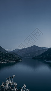 Zhinvali 水库湖风景与山峰 是高加索的主要山脊天空晴天蓝色溪流全景环境林地旅行旅游公园图片