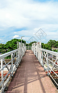 铁路脚过桥或简称为火车站平台上的过桥几乎完成 供乘客通过火车站平台 加尔各答 印度建筑学轨道工程天际人行道行人方式木质目的地结构图片
