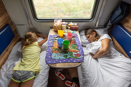 火车上的情况 妈妈和女儿们睡在车的下架货架上图片