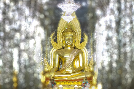 在瓦特大教堂玻璃处的金佛像宗教寺庙纪念碑雕塑王国冥想雕像金子微笑佛教徒图片