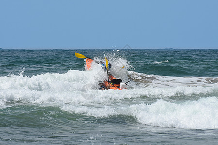 冲过波浪的大洋凯亚克撞毁事件图片