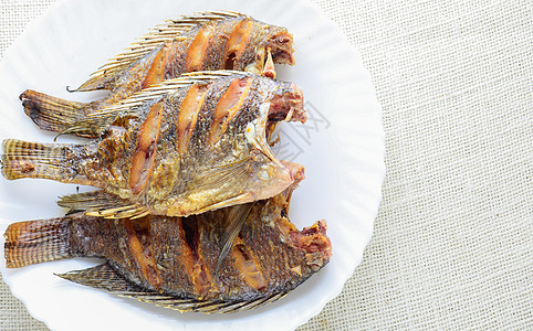 含有鱼酱和胡椒的深炸鱼食物海鲜烹饪美食蔬菜营养盘子晚餐鱼片油炸图片