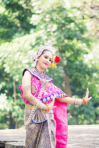 穿着典型 传统泰国服装的亚洲妇女 是一公升戏服丝绸金子装饰品历史手势节日文化女孩衣服图片